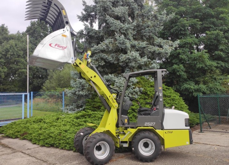 Fliegl není jen o návěsech. Na Zemi živitelce představíme i praktické nářadí pro každodenní práci.