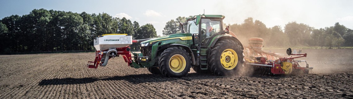 Secí Combo od Agrozetu John Deere 8R 410 a Pöttinger Aerosem FDD