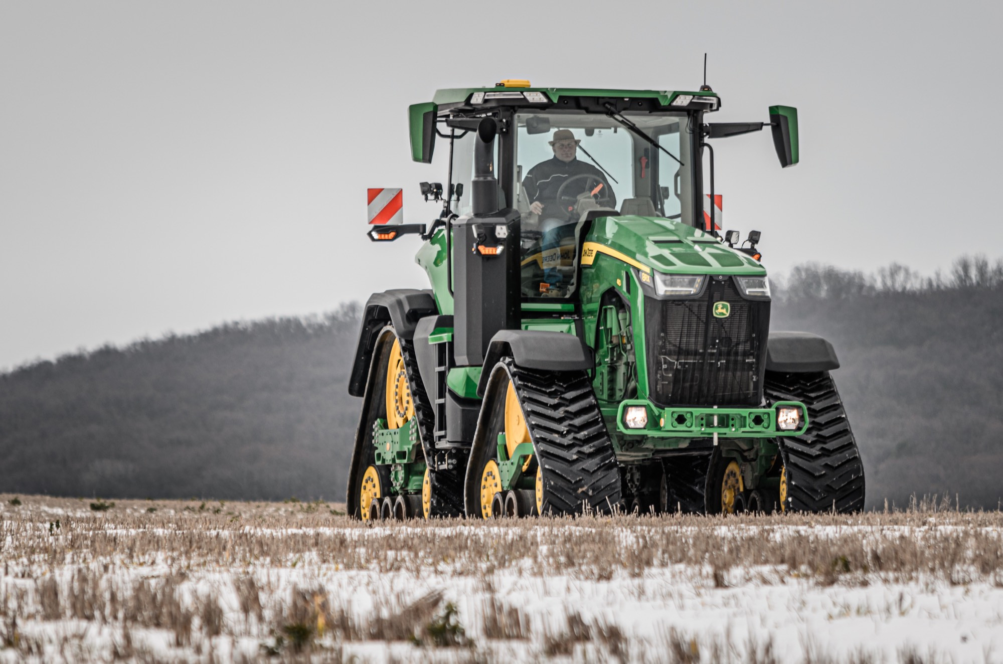 Čtyřpásový traktor John Deere 8RX nabídne lepší tahové vlastnosti a ochranu  půdy