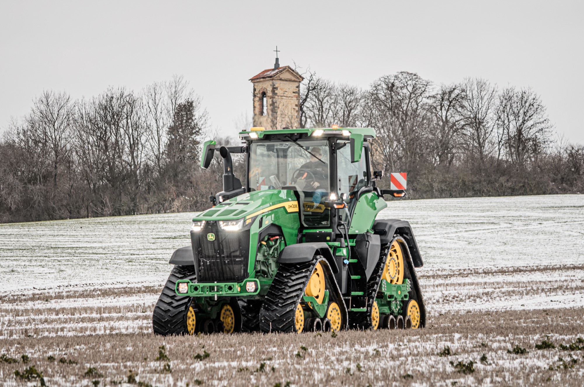 Čtyřpásový traktor John Deere 8RX nabídne lepší tahové vlastnosti a ochranu  půdy